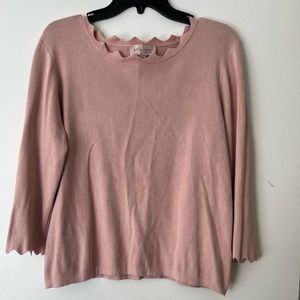 🌸Sweater / top pink with scalloped neckline and 3/4 sleeves